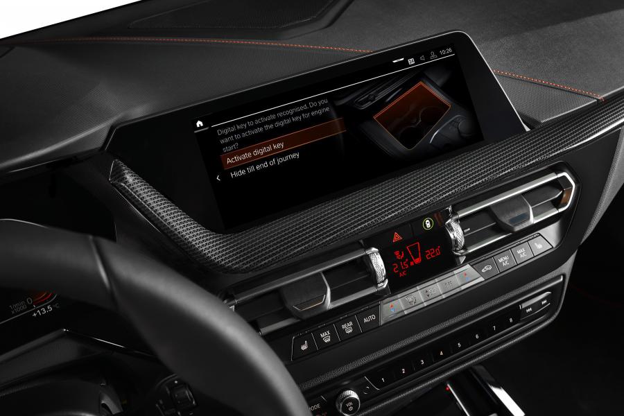 Детали интерьера BMW 118i Sportline (F40) 2019 года  (WW) (фото 37 из 81)
